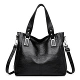 Hladká crossbody kabelka s priestranným tvarom